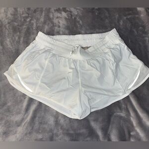 LULULEMON White Hotty Hot Short - size 8, 2.5"